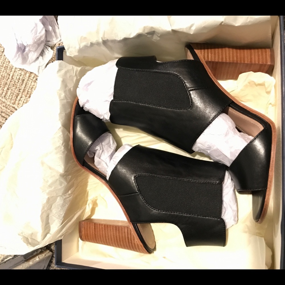 Pour la Victoire Ankle Wrap Sandal